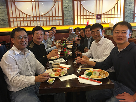 汪俊博士（右3）和专家们先容GA黄金甲的最新海内大事记