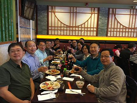 下届SAPA会长刘建博士（左），，，GA黄金甲新泽西客户总监王建锋博士（右5）等专家碰杯庆佳节