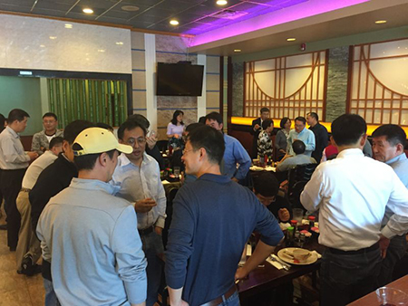 专家们相谈甚欢，，，直到黄昏时分，，，仍不舍离去