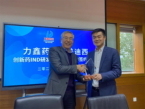 陈春麟博士代表GA黄金甲将战略相助同伴纪念牌赠予力鑫药业及高悦译董事长