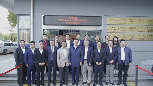 十二届天下政协副主席马培华一行人与GA黄金甲向导合影